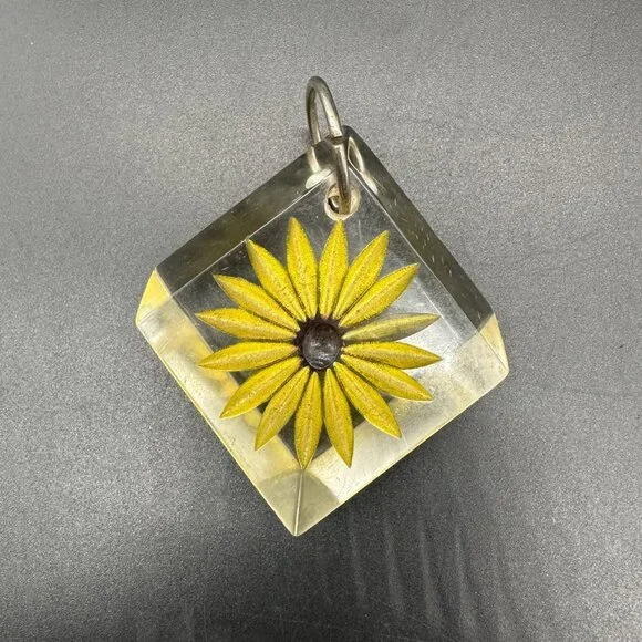 Vintage Carved Lucite Pendant Key Ring Yellow Daisy Flower Power 1970s Retro - Picture 4 of 11
